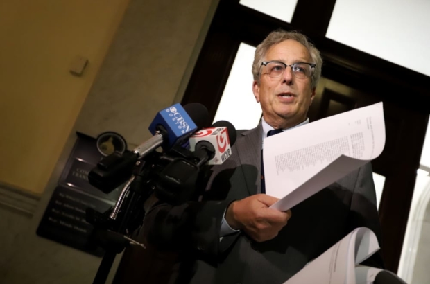 Straus targets Pollack, d'Arbeloff on RMV